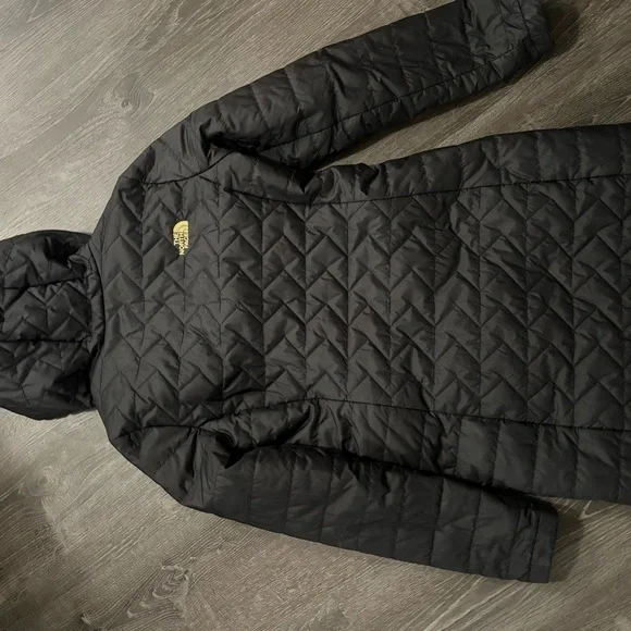 The North Face Black Quilted Jacket with Gold Logo - Picture 6 of 6